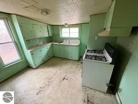 East, SAINT LOUIS, MI 48880