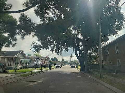 Clover, NEW ORLEANS, LA 70122