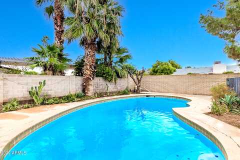 Laurie, GLENDALE, AZ 85302