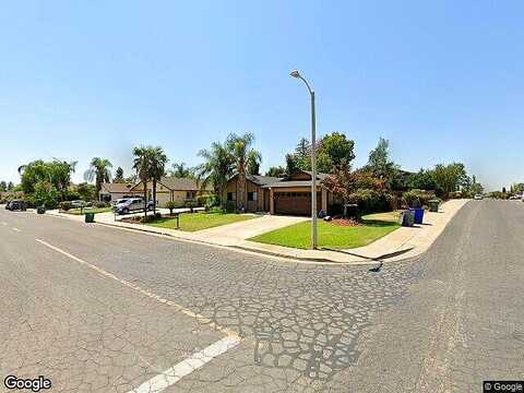 N Palm St, Woodlake, CA 93286