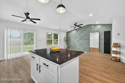 157 Hackberry Ln, Shepherdsville, KY 40165