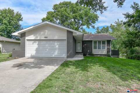 5616 Dogwood Drive, Lincoln, NE 68516