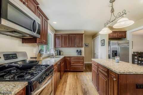 221 Sussex Ave, Andover, NJ 07860