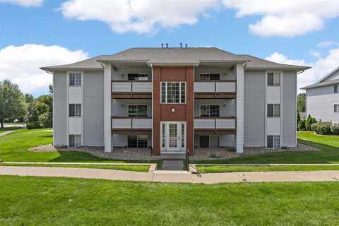 2432 Rushmore Dr, Iowa City, IA 52246