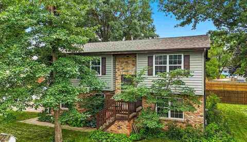 2847 Sterling Dr, Iowa City, IA 52240