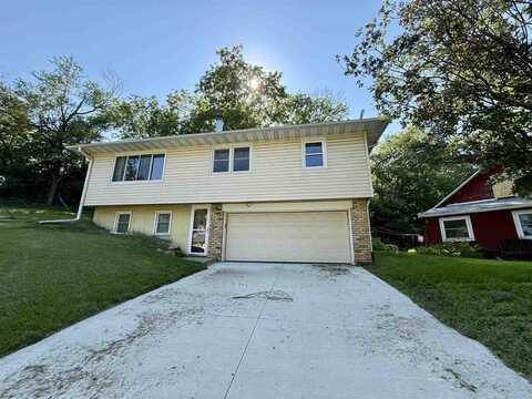 3104 Woodland Dr SW, Cedar Rapids, IA 52404