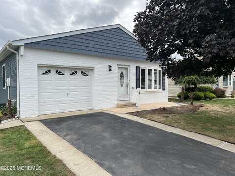 8 Doral Drive, Toms River, NJ 08757