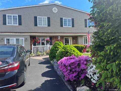 9 Hollings Drive N, Deer Park, NY 11729