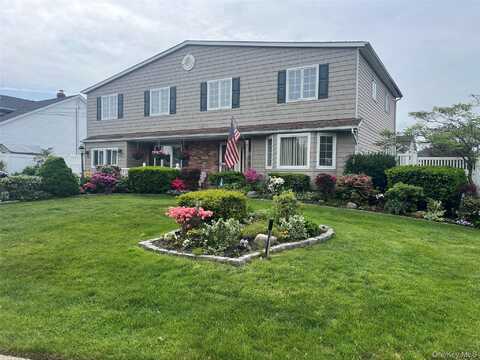 9 Hollings Drive, Deer Park, NY 11729
