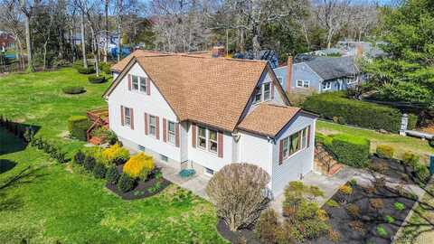 675 N Oakwood Road, Laurel, NY 11948