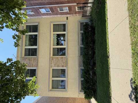 2711 W Berwyn Avenue, Chicago, IL 60625