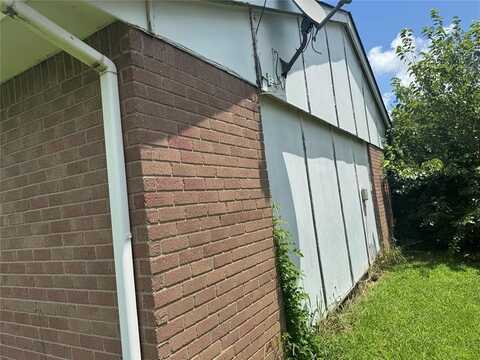 221 N English Drive, Moore, OK 73160