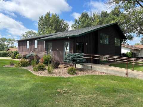 120 South 1st St, New Rockford, ND 58356