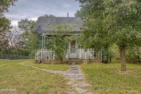210 W Walton Avenue, Carl Junction, MO 64834