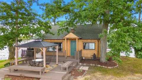 10086 King (This is an Island) Road, Davisburg, MI 48350