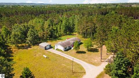 2737 S Pine Aire, Grawn, MI 49637