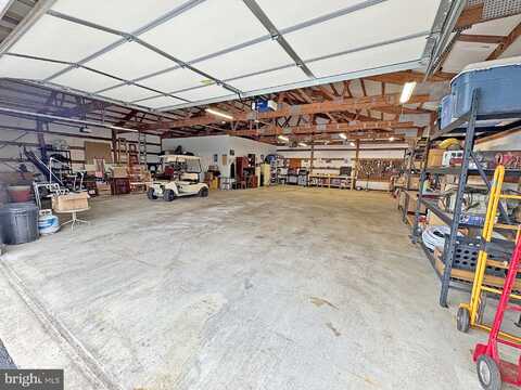 2960 SEISHOLTZVILLE ROAD, MACUNGIE, PA 18062