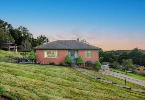 121 Oakmont Street, Franklin, PA 15301