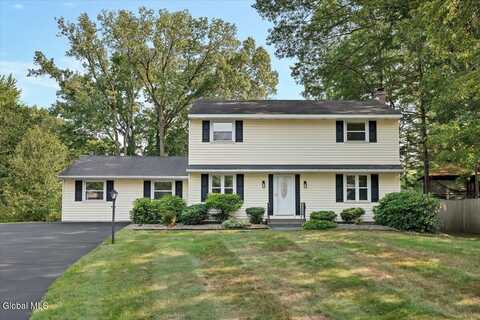 3 Leslie Court, Halfmoon, NY 12065