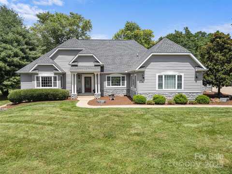 35 Beaumont Drive, Hendersonville, NC 28739