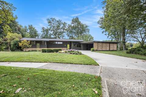 1825 Meadowfield Drive NE, Grand Rapids, MI 49505