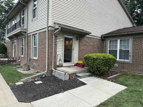 20006 village green Court, Brownstown, MI 48183
