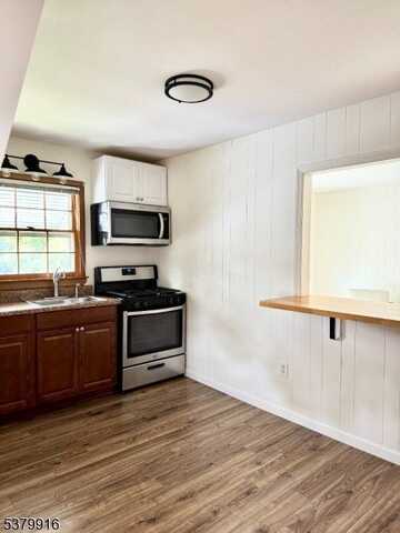 141 Valpeck Ave, Raritan, NJ 08869