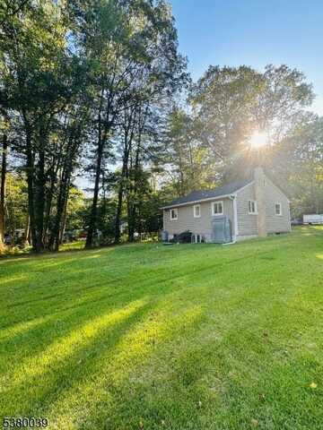 949 Plymouth Lake Dr, Stillwater, NJ 07860