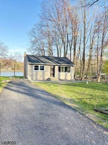 949 Plymouth Lake Dr, Stillwater, NJ 07860