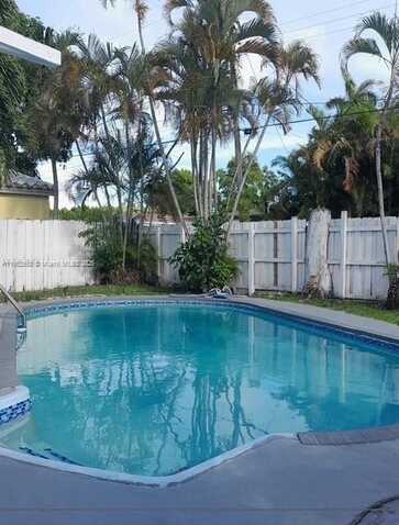 1214 NE 180th St, North Miami Beach, FL 33162