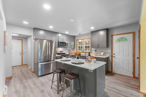 8533 W Bottsford Ave, Greenfield, WI 53228
