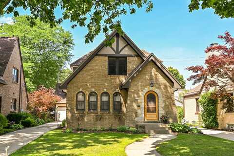 2645 Lefeber Ave, Wauwatosa, WI 53213