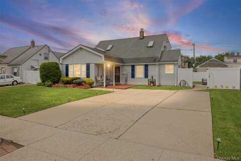 21 Peacock Lane, Levittown, NY 11756