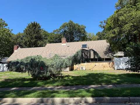 81 Carriage Lane, Roslyn Heights, NY 11577