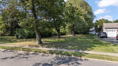 24 Mole Place, Amityville, NY 11701
