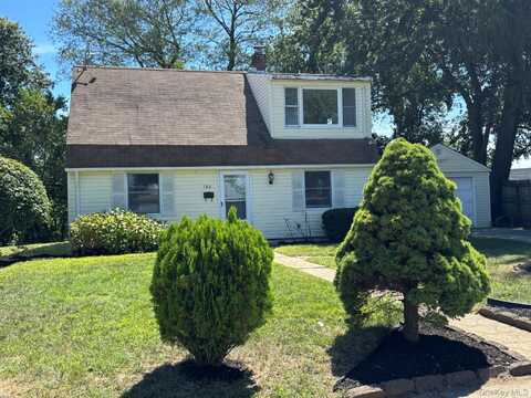 122 Old Oak Lane, Levittown, NY 11756