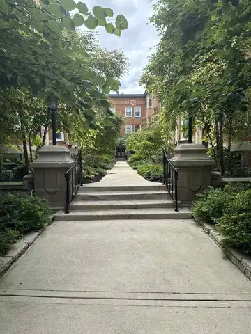 631 W Barry Avenue, Chicago, IL 60657