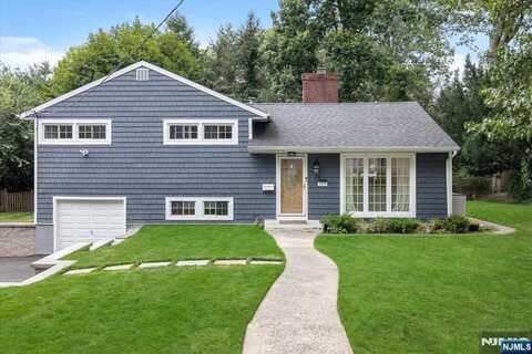 208 Busteed Drive, Midland Park, NJ 07432