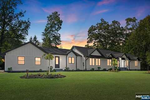 35 Stone Fence Road, Allendale, NJ 07436