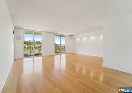 1077 River Road 1014, Edgewater, NJ 07020