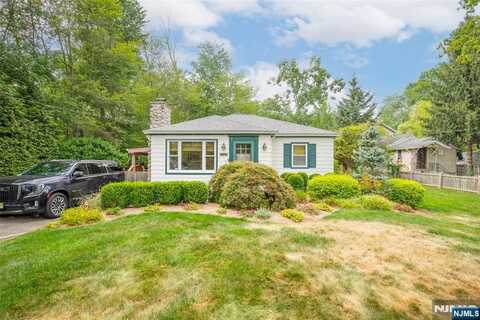 112 Lakeview Terrace, Oakland, NJ 07436