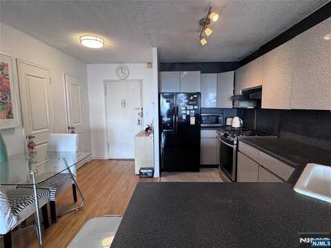 2200 N Central Road 10C, Fort Lee, NJ 07024