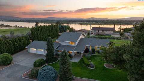 590 McDonald Dr, Pasco, WA 99301