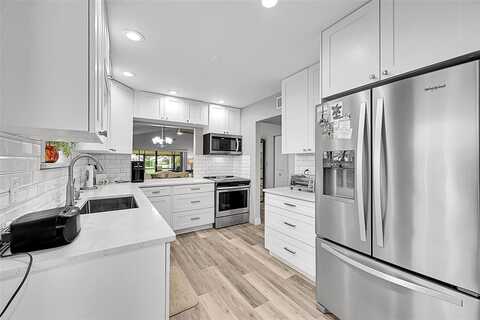 37 Lakeside Cir, Sunrise, FL 33326