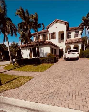 3909 NW 82nd Dr, Pembroke Pines, FL 33024