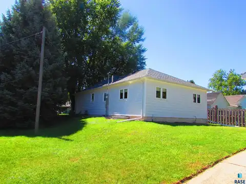 716 5th St, Garretson, SD 57030