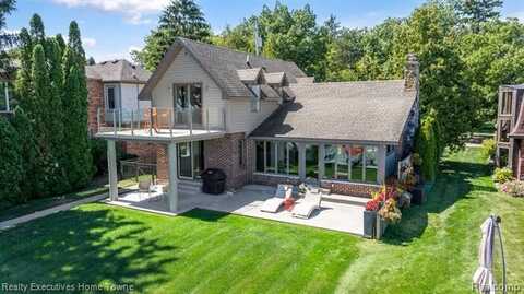 8296 Lakeshore Road, Fort Gratiot, MI 48059