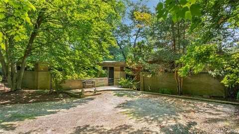 5035 Ponvalley Road, Bloomfield Hills, MI 48302