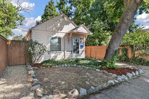 818 F ST, Springfield, OR 97477