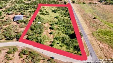 110 County Road 2660, Devine, TX 78016